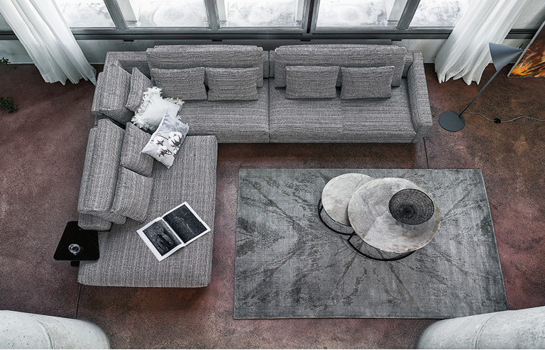 Sofa und Teppich in grauem Stoffmuster