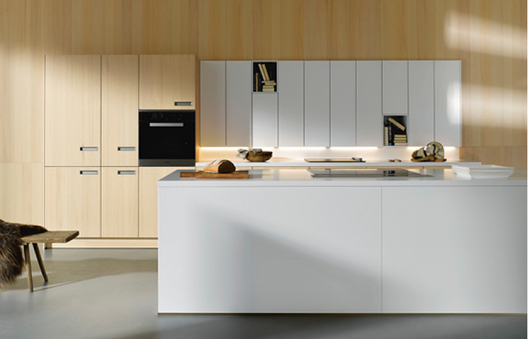 Kücheninsel mit weißen Küchenfronten